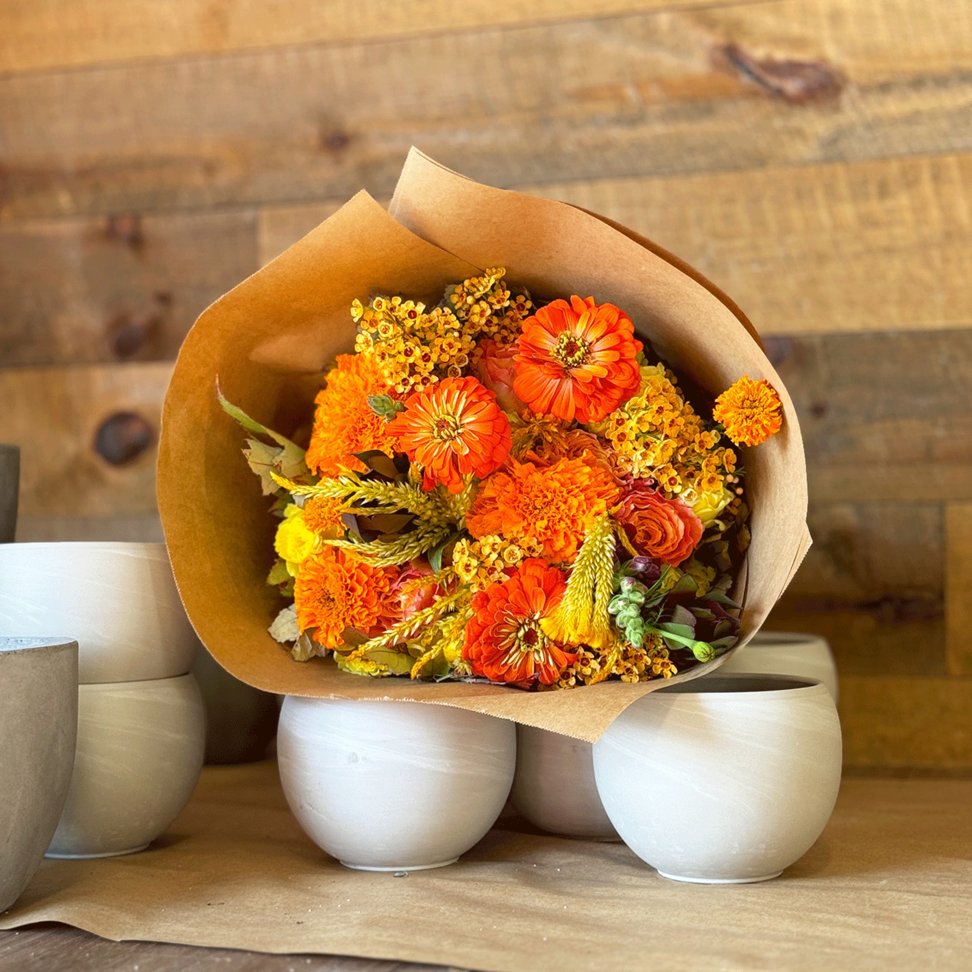 NARANJO RAMO - Mix Seasonal Bouquet : Seasonal Autumn Flowers : ZINNIA, photo 3 of 3