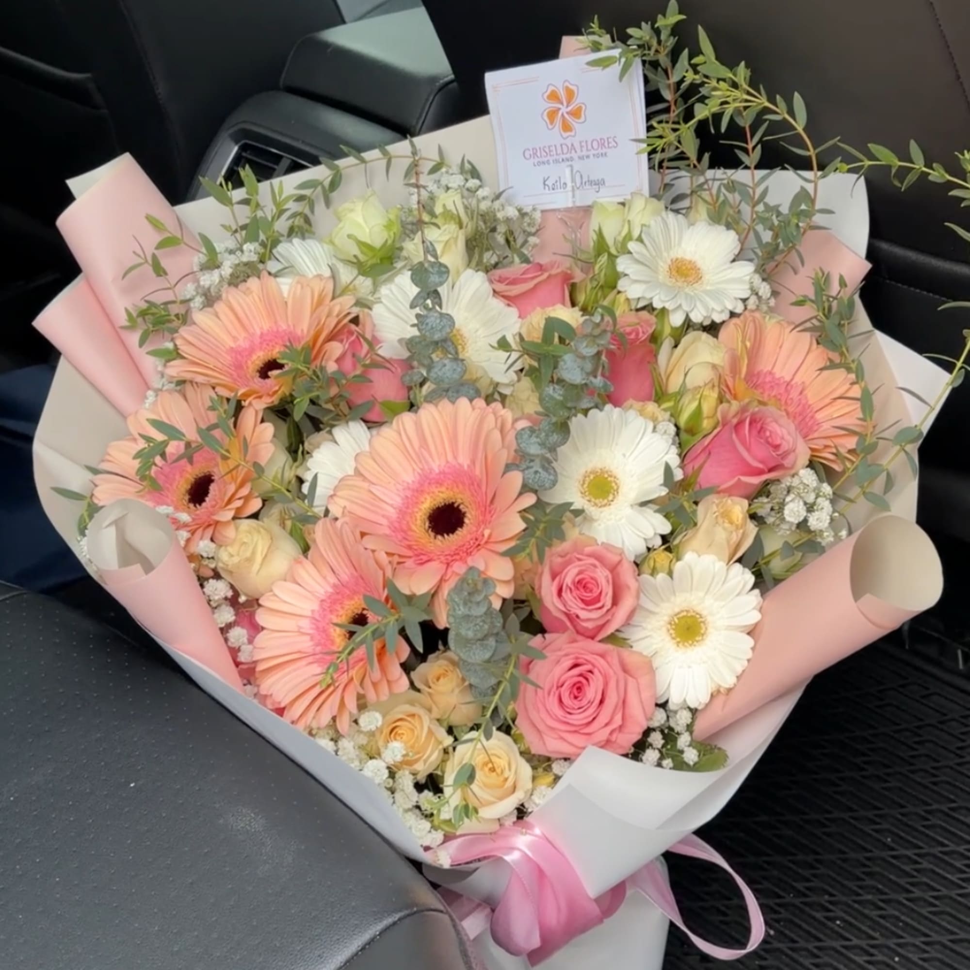 Ramo de gerberas, rosas y mini rosas en Long Island New York, photo 3 of 4
