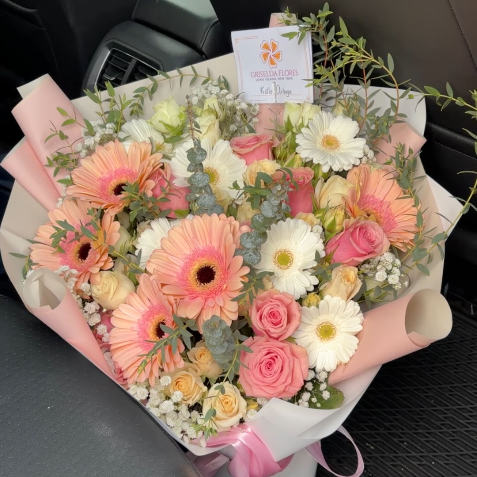 Ramo de gerberas, rosas y mini rosas en Long Island New York, photo 4 of 4