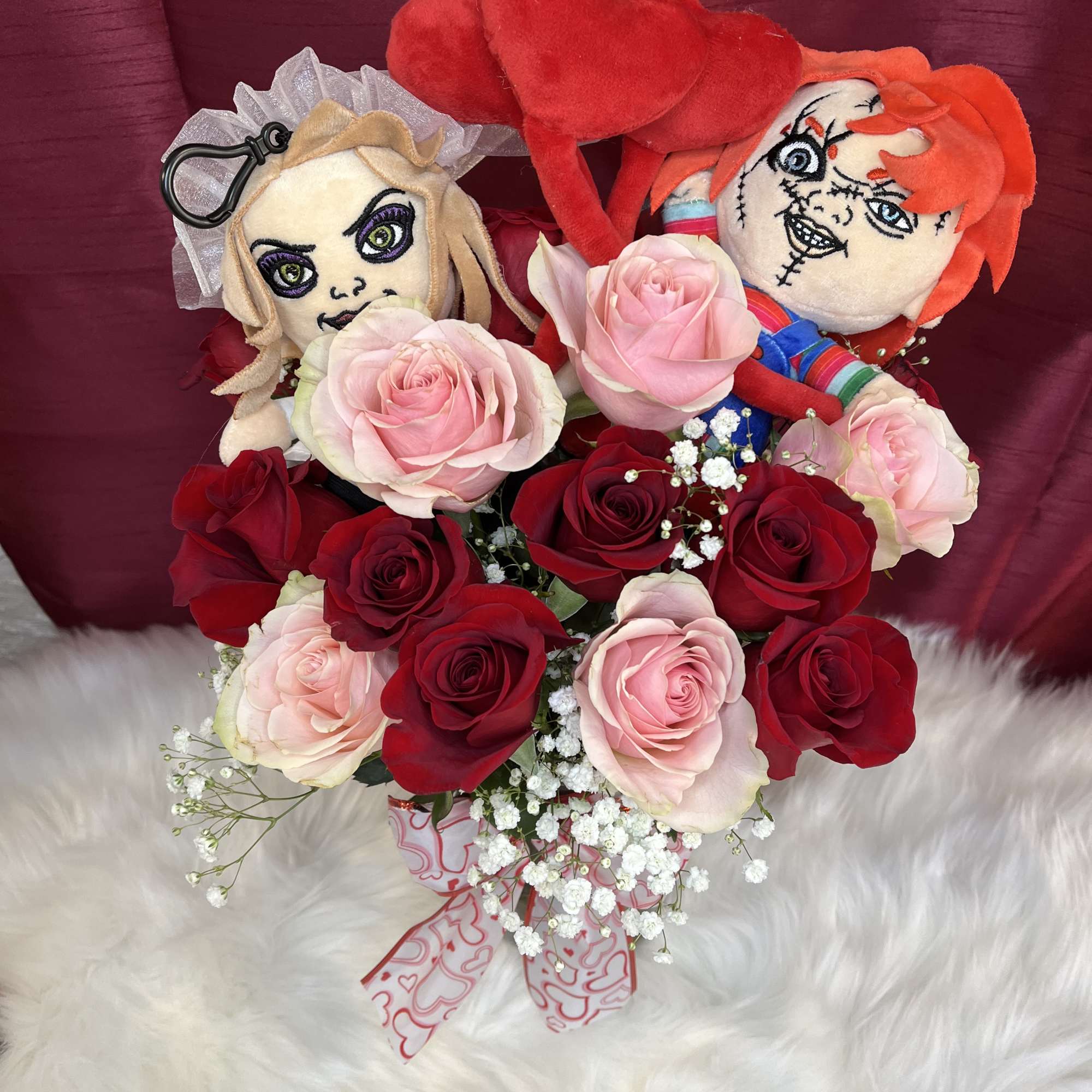Bouquet of red and pink roses with two plush dolls and heart decorations