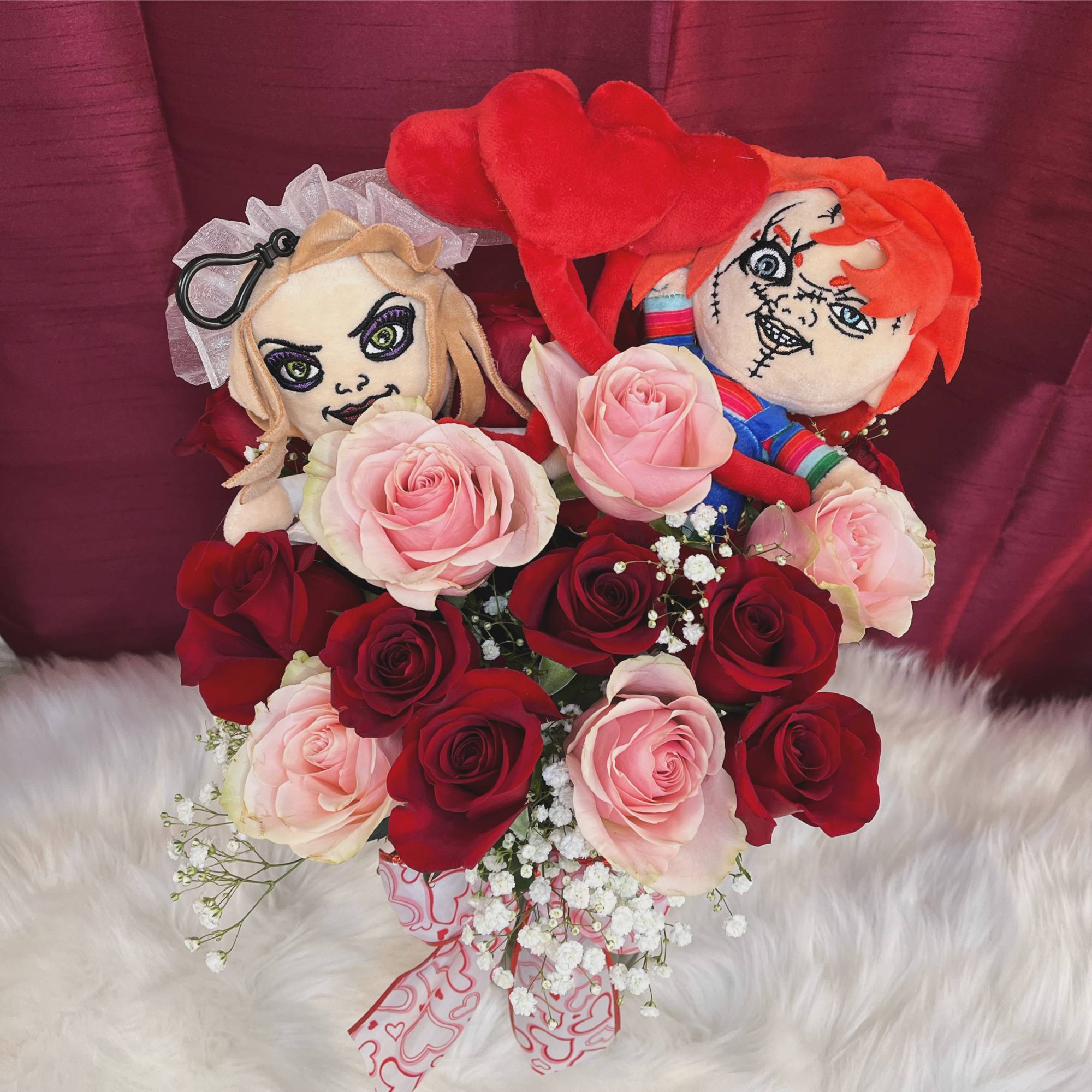 Bouquet of red and pink roses with two plush dolls and heart decorations, photo 3 of 3