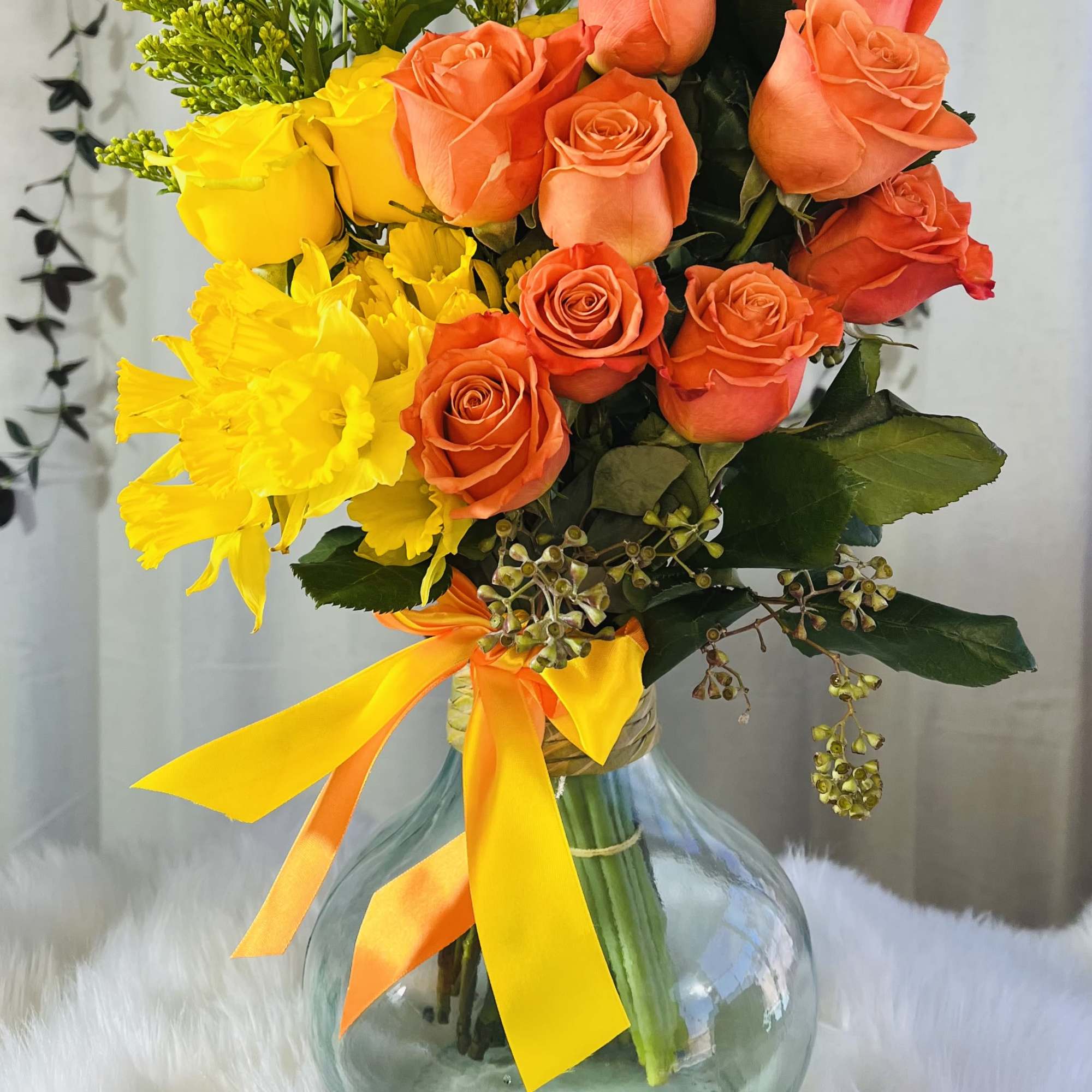 Bouquet of orange and yellow roses in a glass vase with ribbon, photo 3 of 3
