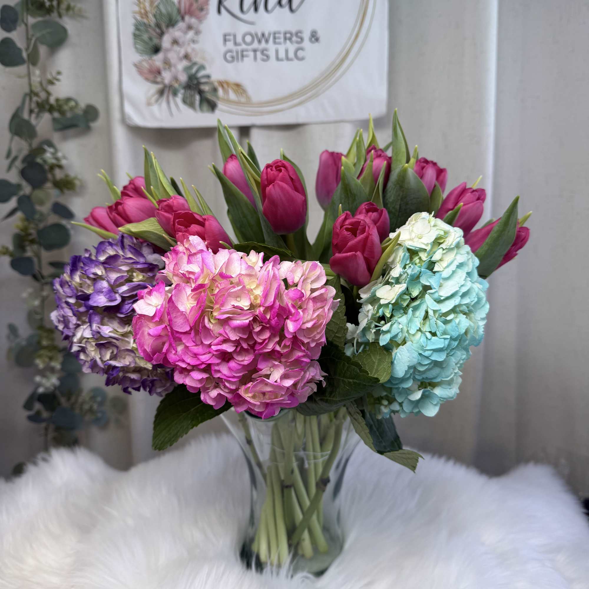 The color of the tulips can be selected according to your preference.