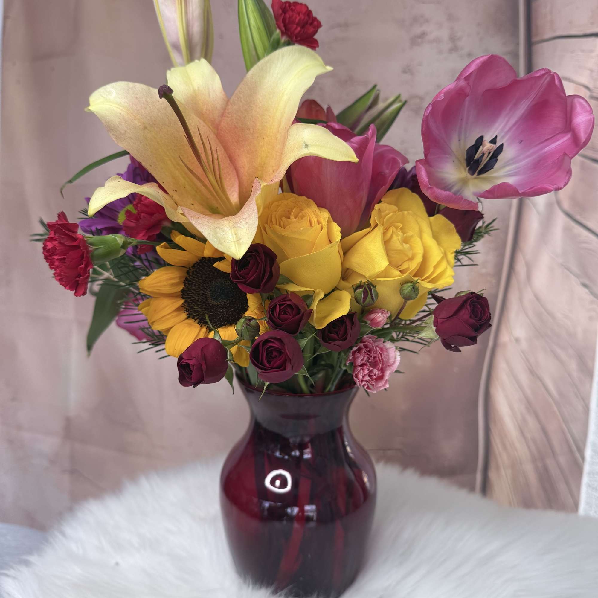 A  vibrant arrangement of assorted fresh flowers, bautifully designed whit a