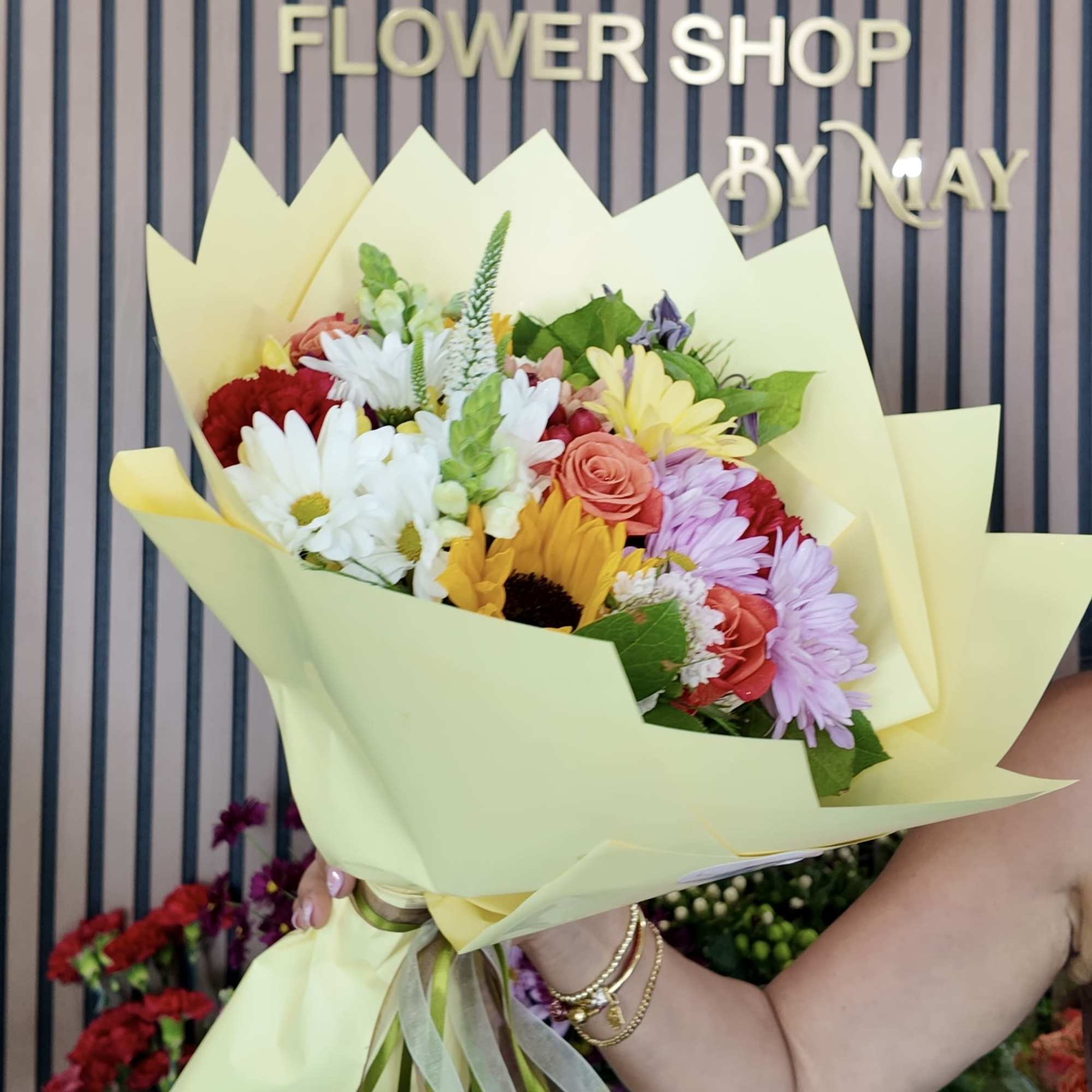 A lively mixed-color bouquet that reads like sunshine in your hands, Rain, photo 3 of 3