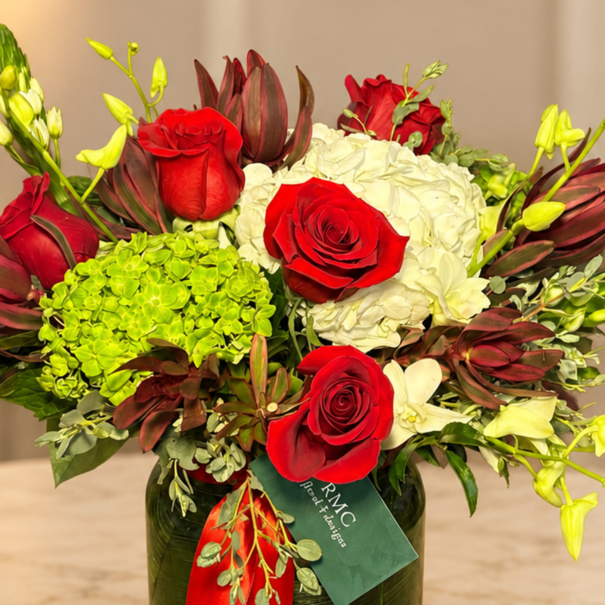 Red roses and white hydrangeas in a glass vase with green accents, photo 3 of 3