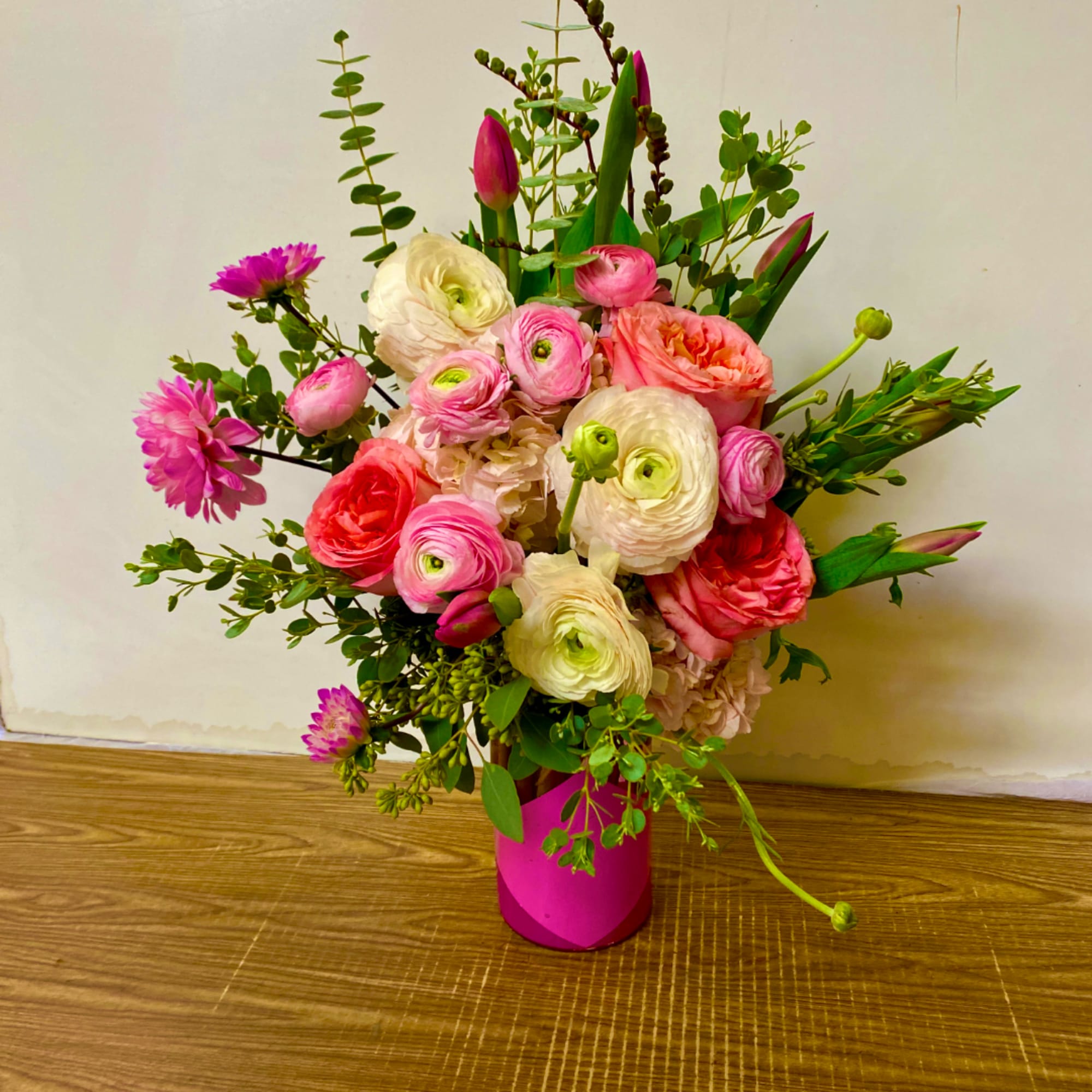 Pink and white mixed bouquet in a magenta vase, photo 3 of 4