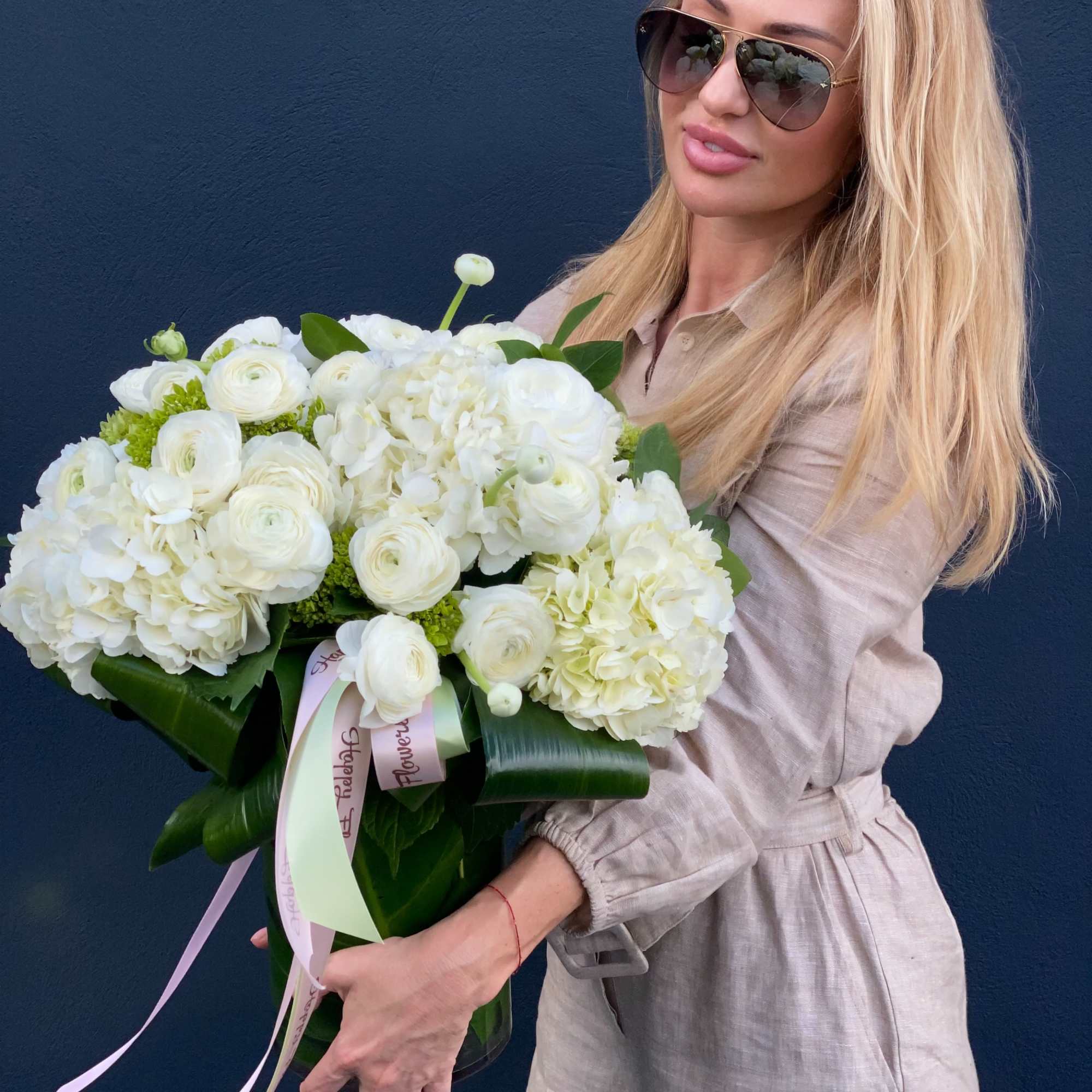 Standart size  - 20 - 25 stems 
Delux - 35-40
Premium -