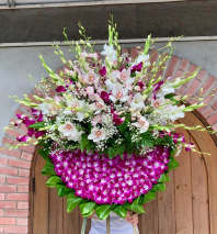 フラワーティガー 161 red anthurium and white mum wreath by Stanley Ito Florist