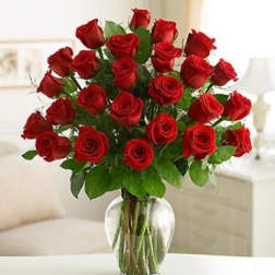 Bouquet of red roses in a clear glass vase
