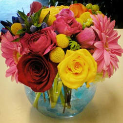 Mixed bouquet of roses and daisies in a blue glass vase