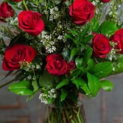 Bouquet of red roses in a clear glass vase