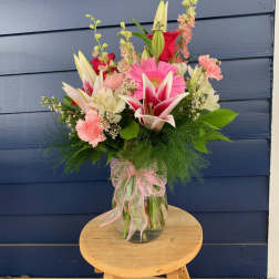Mixed bouquet of pink and white flowers in a glass vase