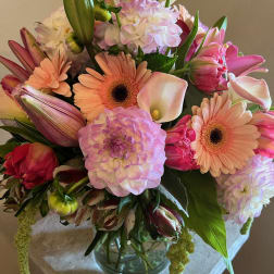 Pink and peach mixed bouquet in a glass vase