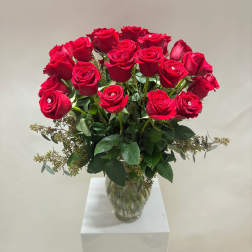 Bouquet of red roses in a clear glass vase