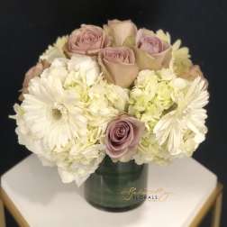 Bouquet of blush roses and white daisies in a green vase