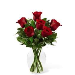 Bouquet of red roses in a clear glass vase