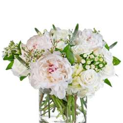 White and blush bouquet in a clear glass vase