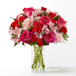 Pink and red mixed bouquet in a clear glass vase