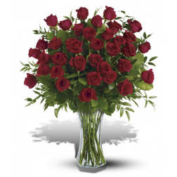 Bouquet of red roses in a clear glass vase