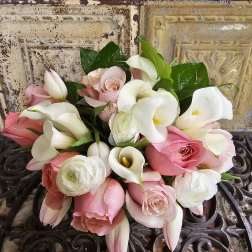 Bouquet of pink roses and white calla lilies