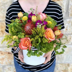 Mixed bouquet in a white hatbox with pink and orange roses
