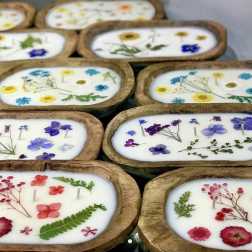 Decorative trays with pressed flowers in white resin