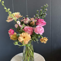 PETITE SEASONAL ARRANGEMENT IN GLASS VASE, DESIGNER'S CHOICE