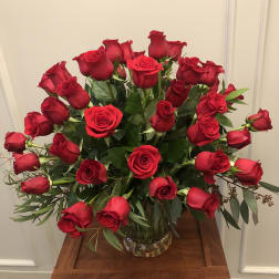Bouquet of red roses in a clear glass vase