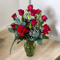 Red roses and white baby's breath in a glass vase