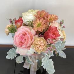 Mixed pink and peach bouquet in a glass vase