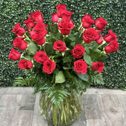 Bouquet of red roses in a clear glass vase