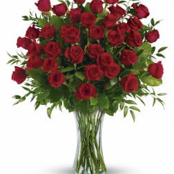 Bouquet of red roses in a clear glass vase