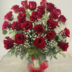 Bouquet of red roses with baby's breath in a clear vase