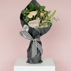 40 | Bouquet Enveloppé de Fleurs Noir - petite | Wrapped Bunch