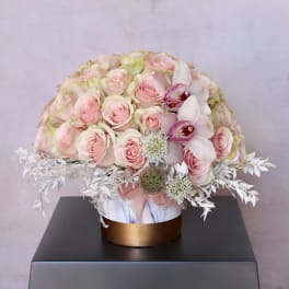 Pink rose bouquet with white orchids in a gold box