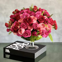Bouquet of pink and red roses in a glass vase