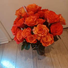 Bouquet of orange roses in a glass vase