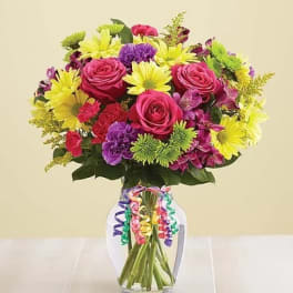 Bouquet of pink roses and yellow daisies in a glass vase