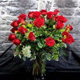 Bouquet of red roses in a clear glass vase
