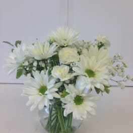 White daisy bouquet in a clear glass vase