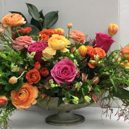 Mixed bouquet of roses and tulips in a pedestal bowl