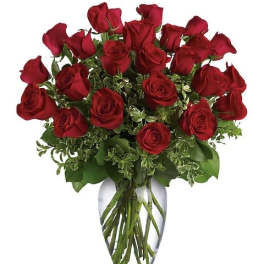 Bouquet of red roses in a clear glass vase