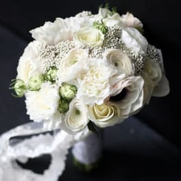 White bridal bouquet with roses and ranunculus