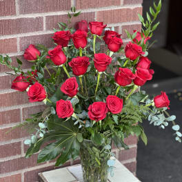 Bouquet of red roses in a clear glass vase