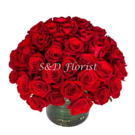 Bouquet of red roses in a glass vase