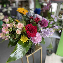 Mixed bouquet with red and pink flowers in a vase
