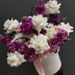 Bouquet of white and magenta flowers with pink roses in a white vase