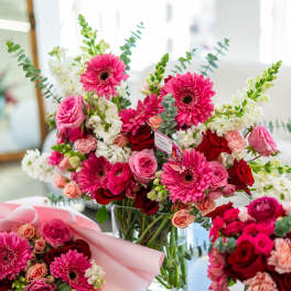 Bouquet of pink gerbera daisies and roses in a glass vase