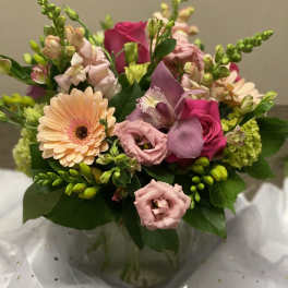 Mixed pink and peach bouquet in a glass vase